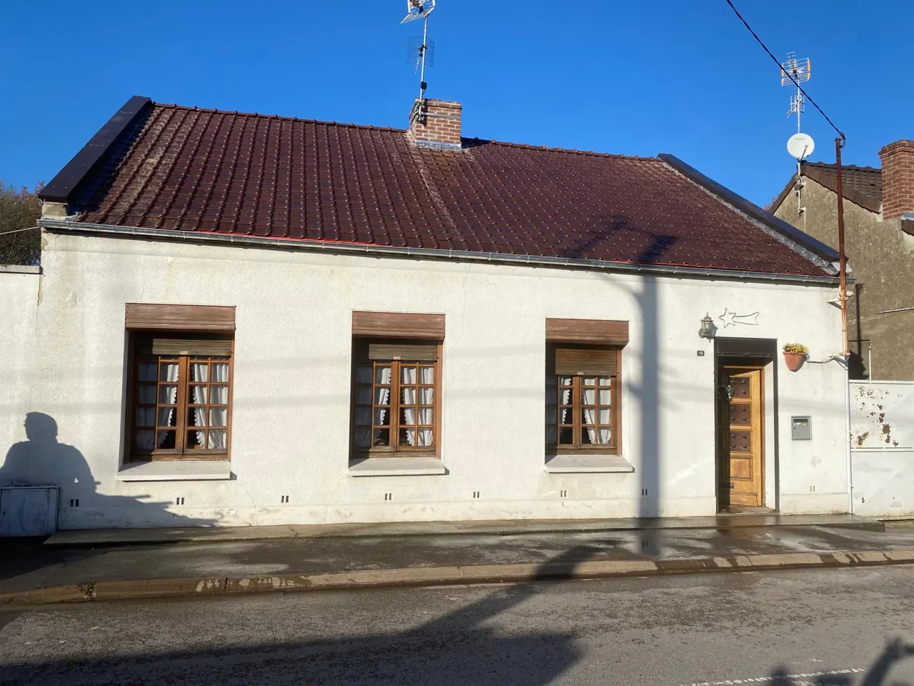 Couverture neuve terminée, vue d’ensemble de la façade — Longère : réfection complète de la couverture