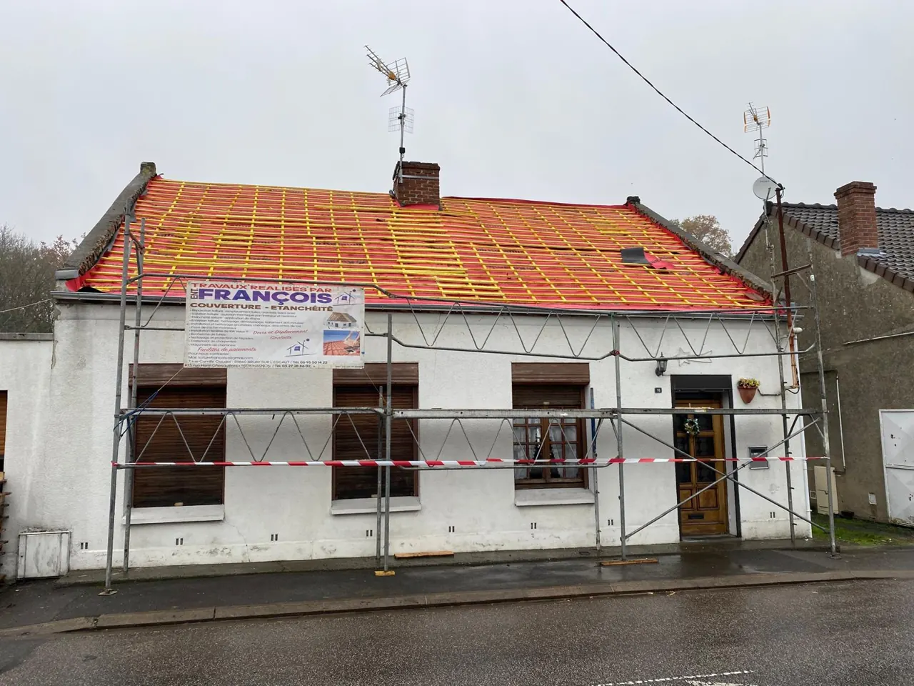 Écran sous-toiture et liteaux neufs posés, échafaudage en place devant la maison — Longère : réfection complète de la couverture