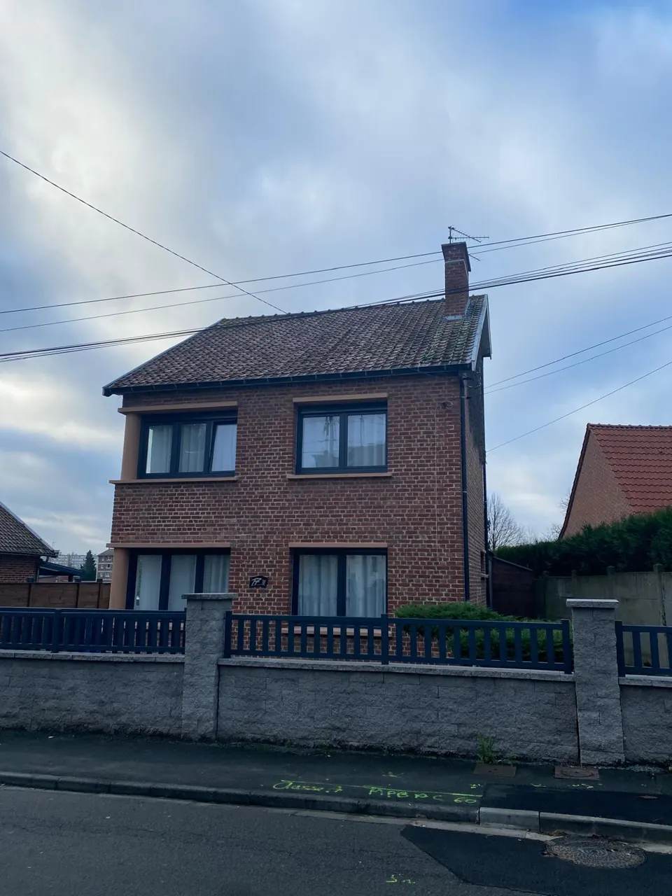 Avant travaux : maison en briques à étage