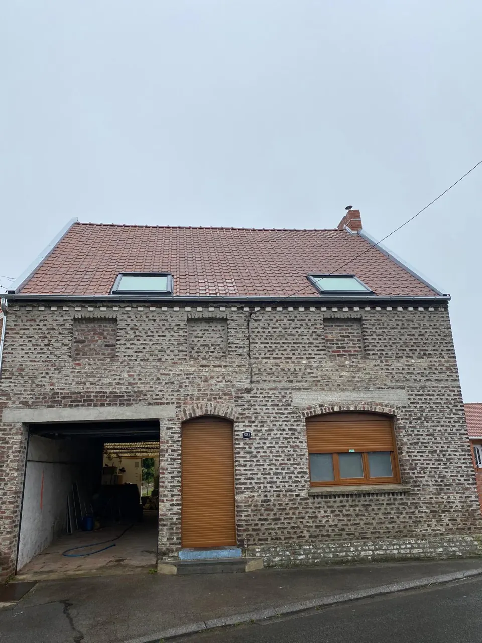 Après travaux : maison en briques avec garage