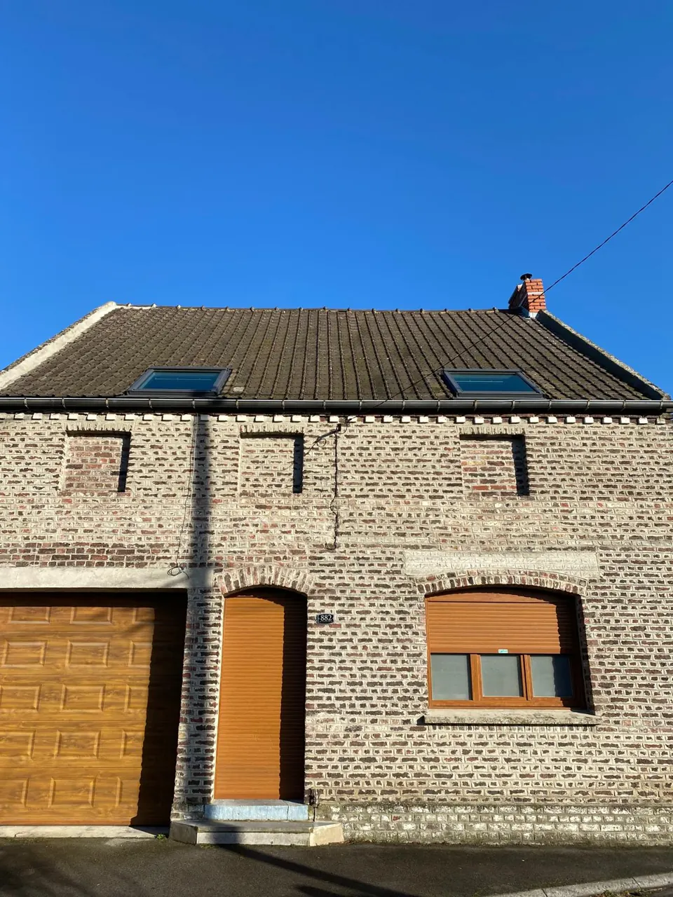 Avant travaux : maison en briques avec garage