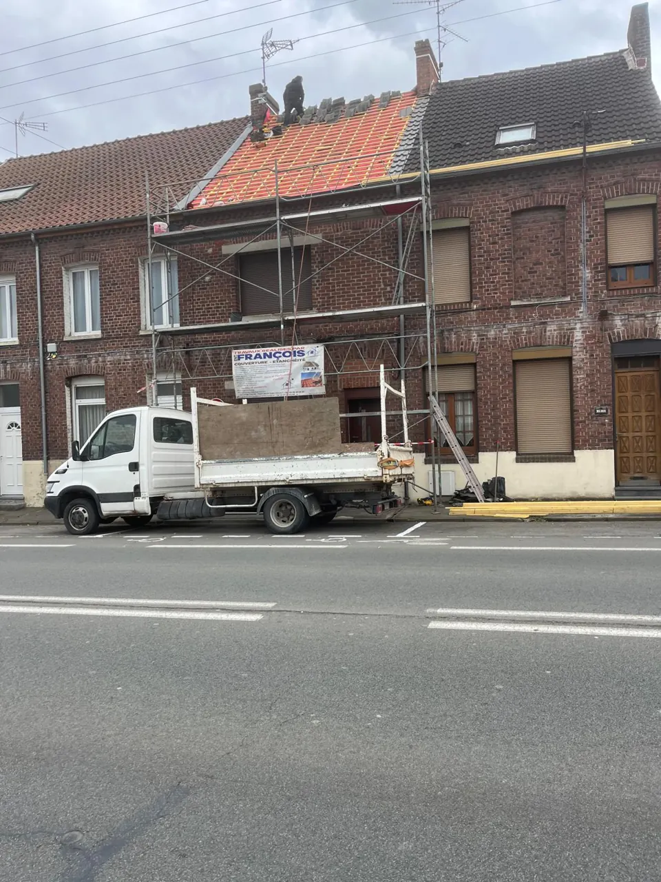 Pendant : Échafaudage et camion-plateau en rue — Maison de ville mitoyenne : isolation et couverture