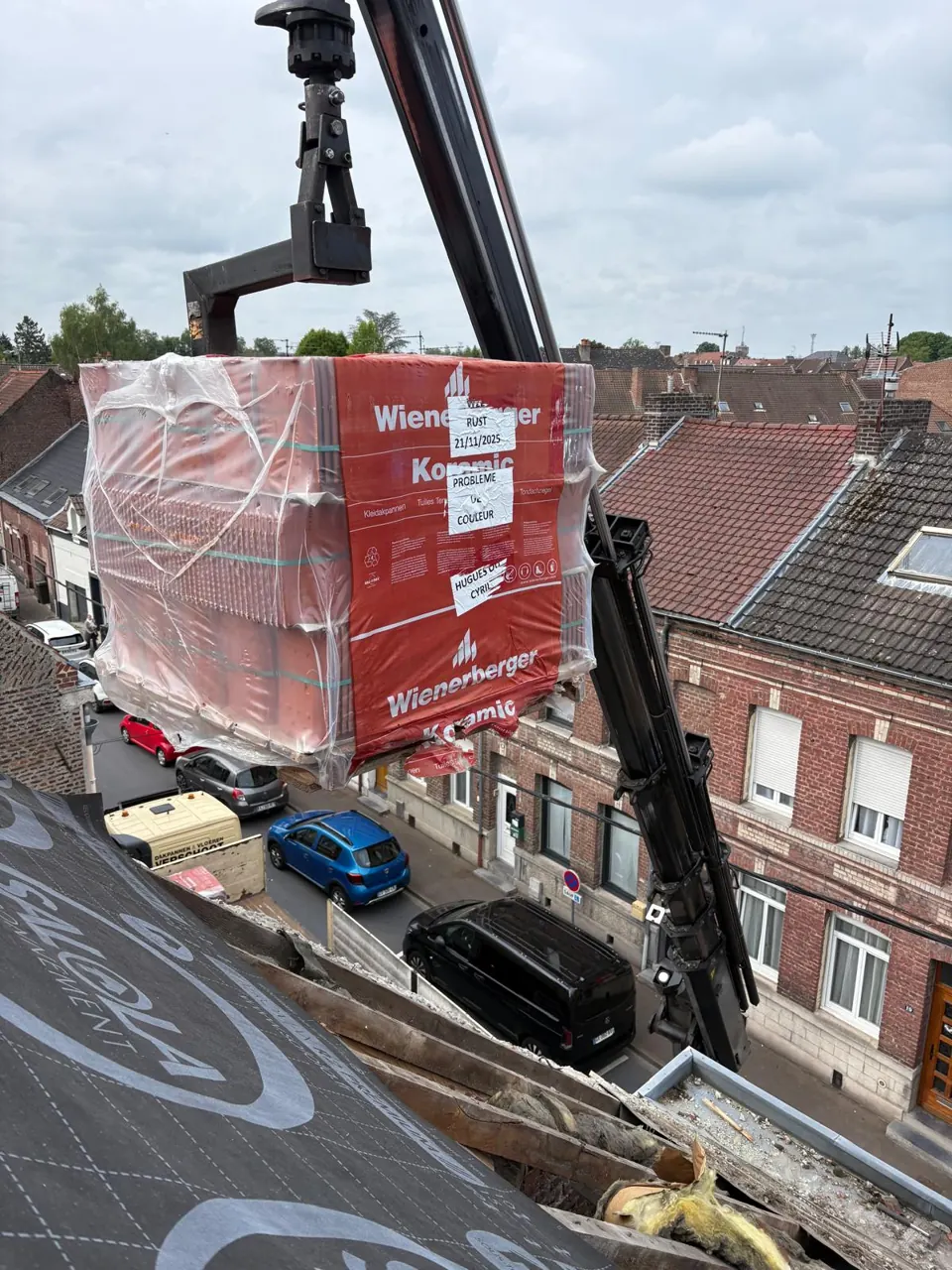 Pendant : Levage d’une palette de tuiles à la grue — Maison de ville mitoyenne : isolation et couverture
